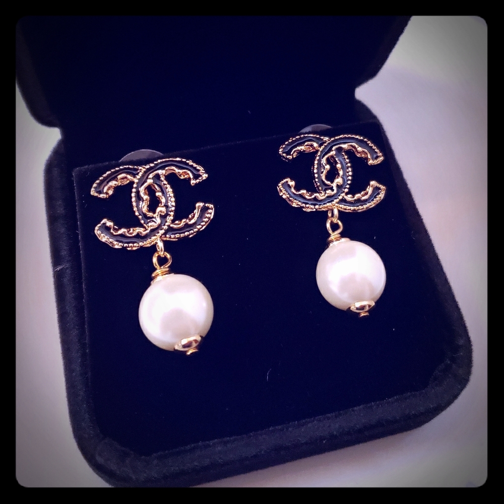 Vtg Coco Chanel gold romanic drop hang earrings